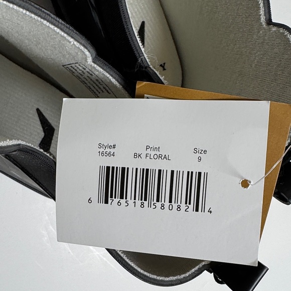 NORTY NWT Women's Black Blue Floral Ankle Rain Boots Treaded Slip On Size 9 - Picture 7 of 10